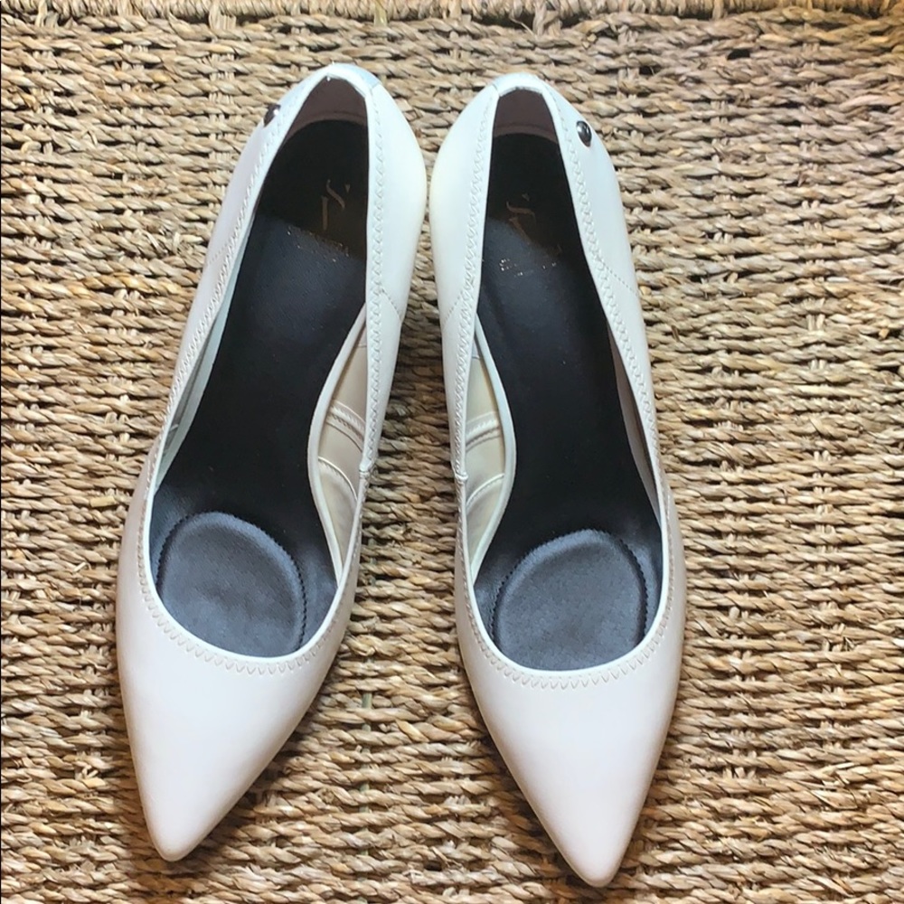Vera Wang Pump